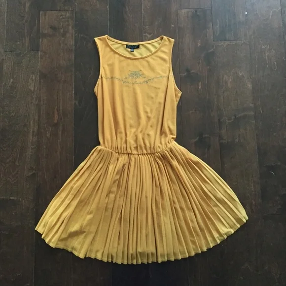 TOPSHOP Pleated Flirty Dress - Picture 1 of 2